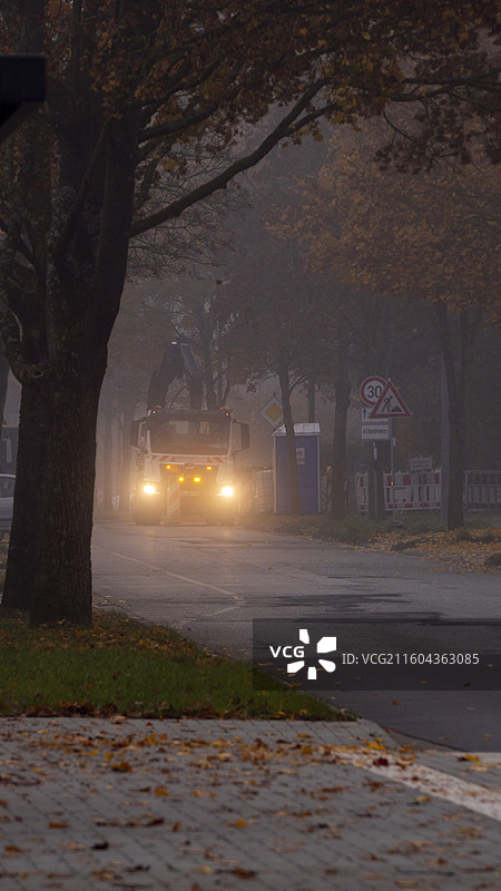 下雾天的德国小镇的清晨图片素材