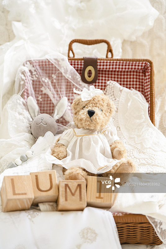 新生儿礼品篮橱窗展示装饰与布置设计图片素材