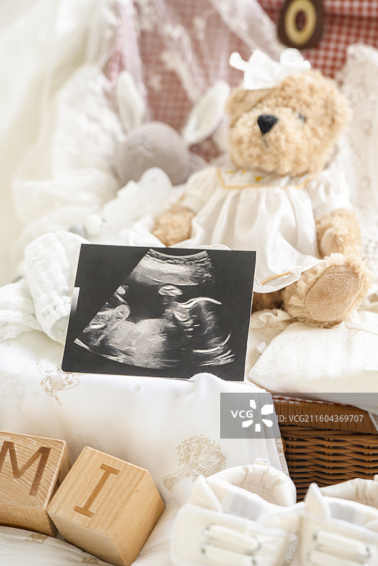 新生儿礼品篮橱窗展示装饰与布置设计图片素材