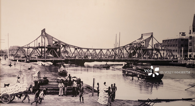 1927年10月18日 桥梁建成通车时称万国桥（法国桥）1949年1月25日更名为解放桥 天津博物馆图片素材
