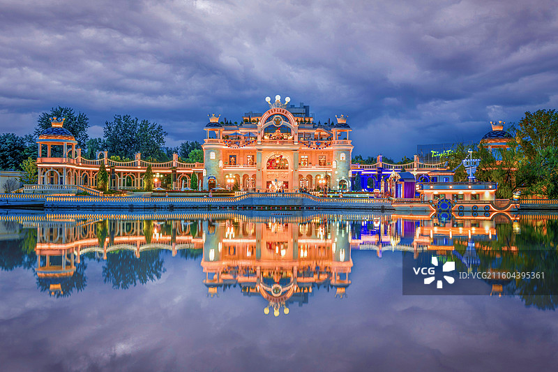 乌云下的泡泡玛特图片素材