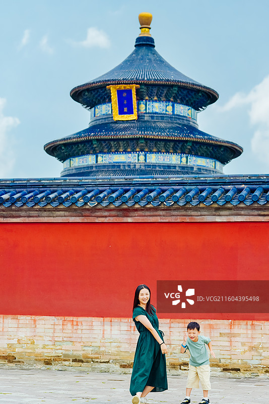 一对亚洲母子于暑假期间在中国北京天坛祈年殿前开心互动游玩图片素材