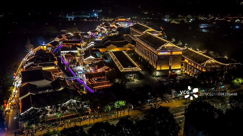 宁波慈城古县城骢马河街区夜景，大东门步行街灯光秀图片素材