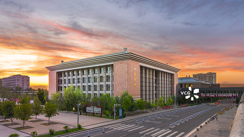 新疆医科大学中医楼的晚霞图片素材