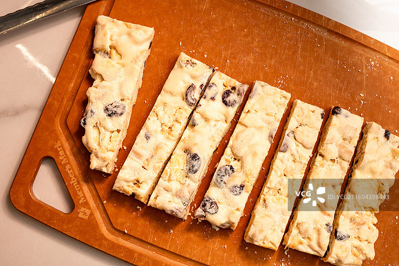 切好的雪花酥摆放在木质砧板上图片素材