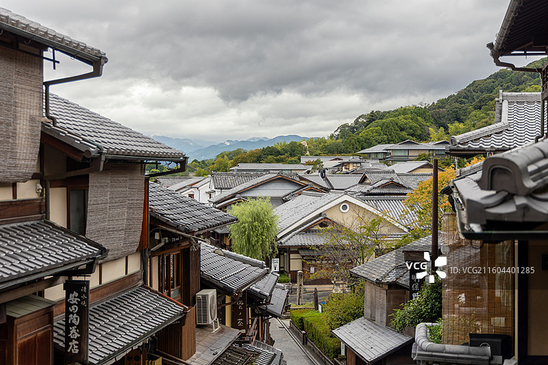 京都三年坂的清晨：俯瞰传统京町家的密集屋顶群、古朴街景与远山图片素材
