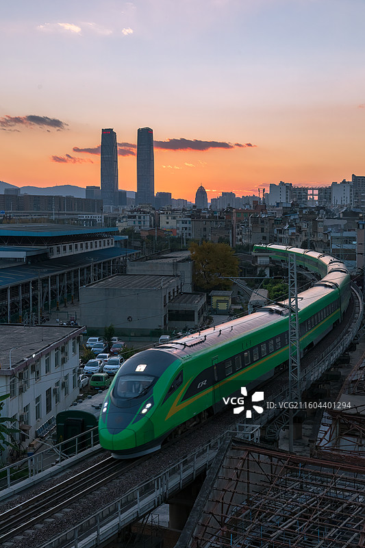 昆明市地标建筑昆明双塔与高铁动车同框图片素材
