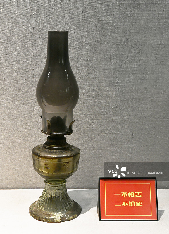 河南省开封市常明古灯博物馆造型各异的灯具  红色灯具展图片素材