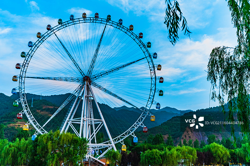 棣花之眼瞰古镇，摩天轮旋转陕南天际线图片素材