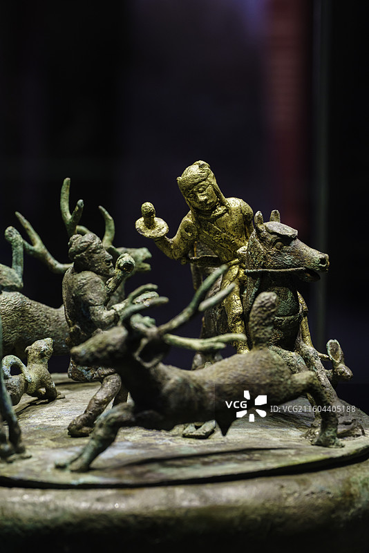 昆明市著名景点云南省博物馆“从西南夷到益州郡”战国秦汉文物特展藏品——石寨山出土西汉叠鼓形狩猎场面铜图片素材