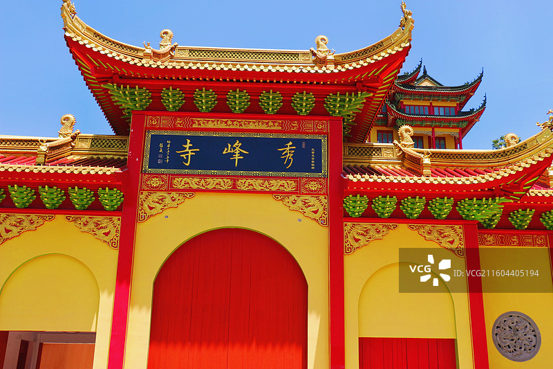 绍兴上虞秀峰寺山门呈朱红色，庄严肃穆，由本土知名书法家梁新云先生题写的“秀峰寺”鎏金匾额沉雄厚重图片素材