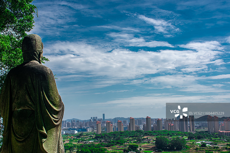 厦门青礁慈济祖宫 雕像与城市建筑群景观图片素材