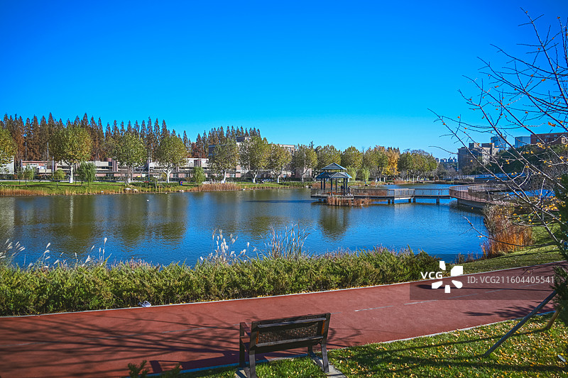 大连理工大学校园人工湖凌水湖图片素材