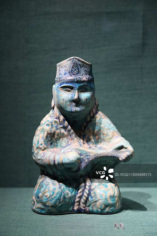 南京博物院展品--绿松石色釉奏乐者形花瓶（伊利汗时期）图片素材