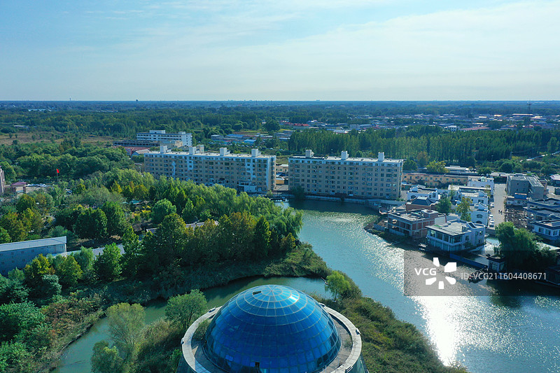 喜降冬雨净尘埃，银杏枫红异彩裁  鸿雁远征穿雾过，珍馐慢炖御寒来  千山万水凭栏眺，无尽风光入镜开图片素材