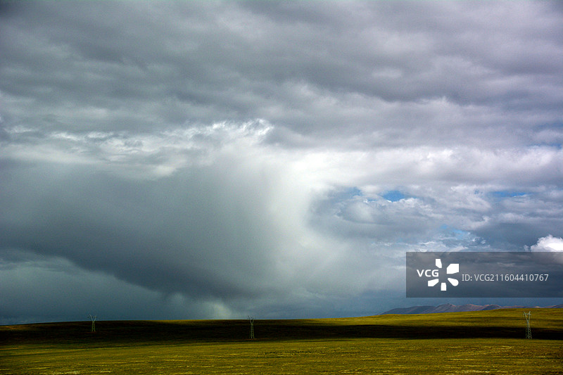 西藏那曲班戈沿途高原天空云雨草地牧场风光图片素材
