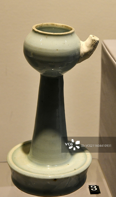 河南省开封市常明古灯博物馆造型各异的宋代灯具图片素材