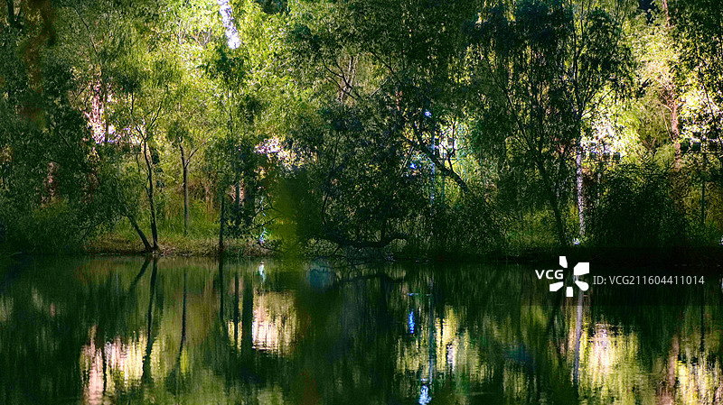 江苏金湖文旅柳树湾湿地公园七月夏天夜景湖景和街景尽显小城静谧时光图片素材