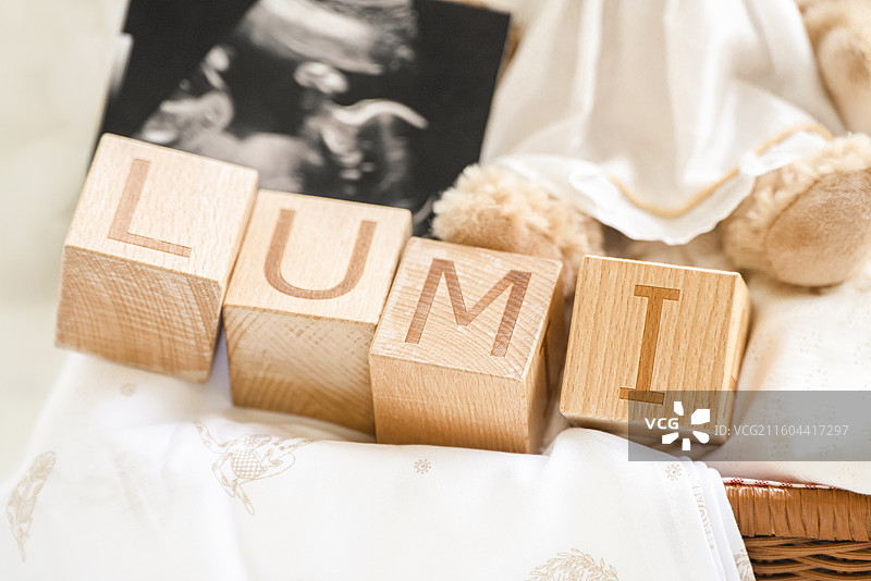 新生儿礼品篮橱窗展示装饰与布置设计图片素材