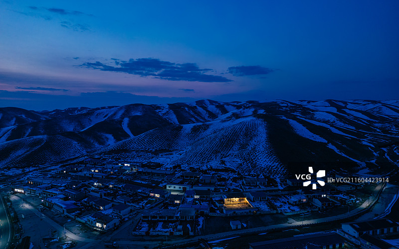 航拍夜色中的包头春坤山图片素材