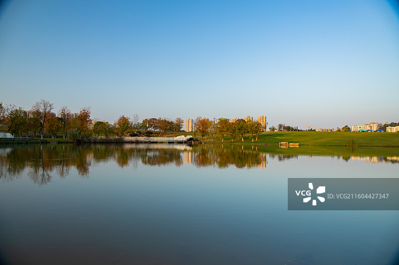 湖北宜昌点军区卷桥河湿地公园湖边风景图片素材