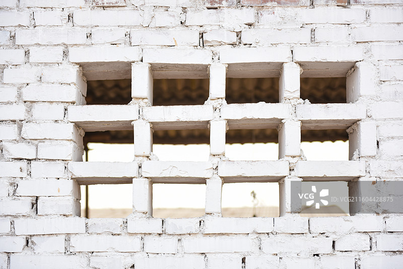 白色砖墙上的格子窗图片素材