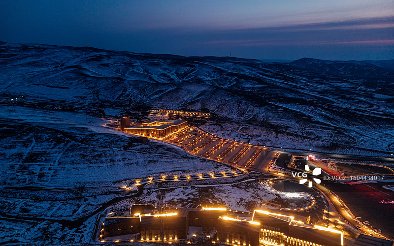 航拍夜色中的包头春坤山风光图片素材