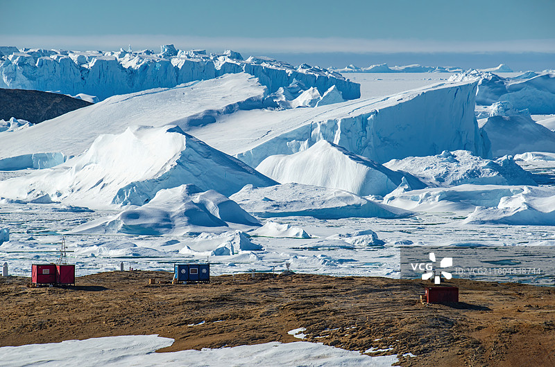 南极的冰山和小屋图片素材