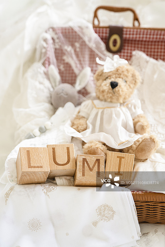 新生儿礼品篮橱窗展示装饰与布置设计图片素材