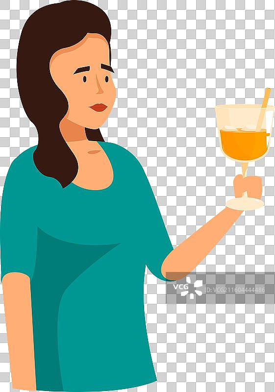 年轻女子手持一杯新鲜橙汁图片素材
