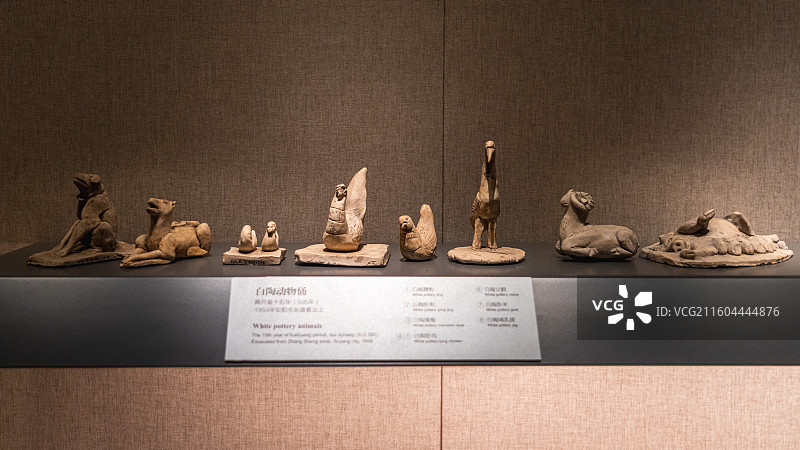 白陶动物俑 白陶蹲狗、卧狗、鸳鸯、卧鸡、立鹤、卧羊、哺乳猪（隋开皇十五年）河南博物院藏图片素材