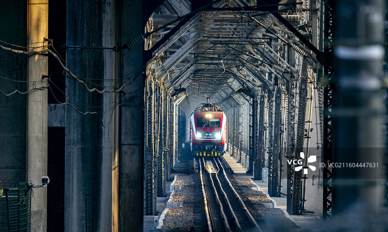 穿过钱塘江大桥的和谐号电车组图片素材