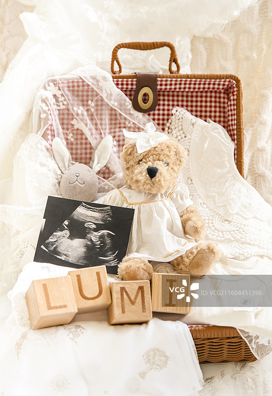 新生儿礼品篮橱窗展示装饰与布置设计图片素材