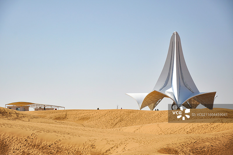 晴朗蓝天下，腾格里沙漠和太空主题建筑物（宁夏中卫沙坡头）图片素材