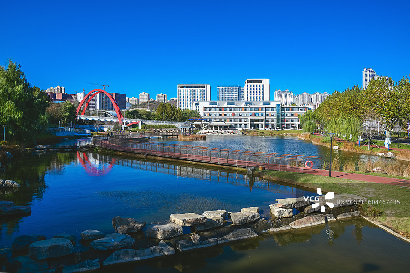 大连理工大学校园人工湖凌水湖图片素材