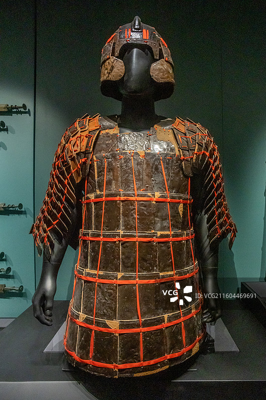 湖北省博物馆人甲胄战国2002年枣阳九连墩1号墓图片素材