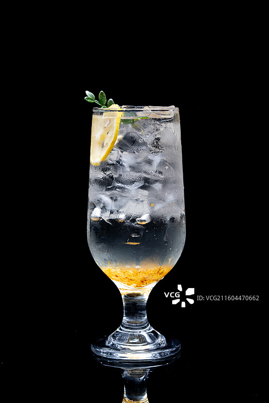 黑色背景下的玻璃饮料特写图片素材