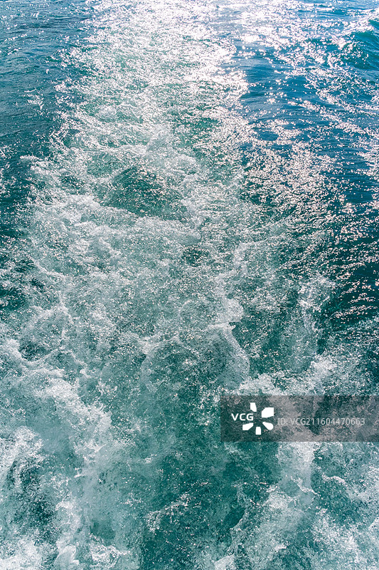 玛琳湖上碧绿的尾浪图片素材