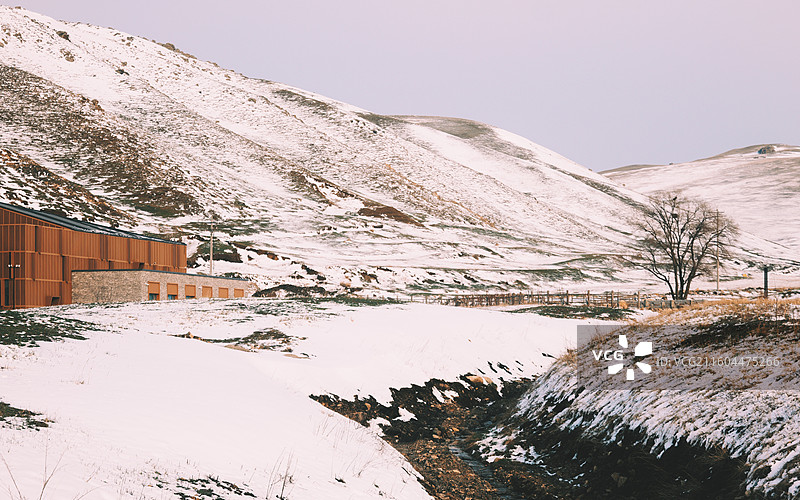 春天包头春雪后的春坤山风光图片素材