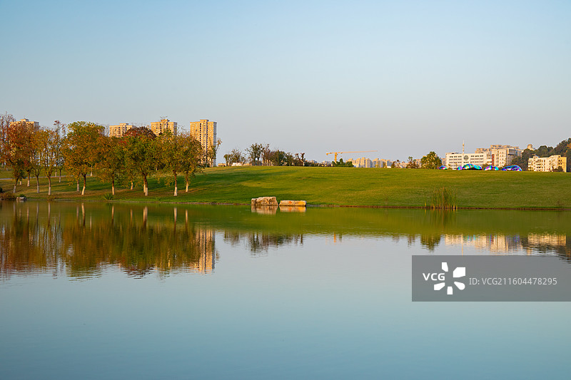 湖北宜昌点军区卷桥河湿地公园湖边风景图片素材