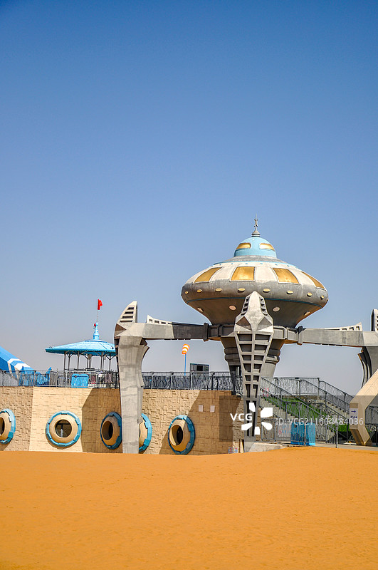 晴朗蓝天下，腾格里沙漠和太空主题建筑物（宁夏中卫沙坡头）图片素材