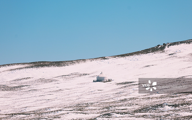春天春雪后的包头春坤山图片素材