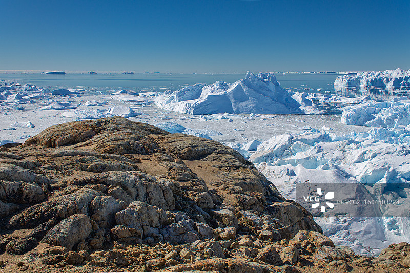 南极海岸边的的冰山和岩石图片素材