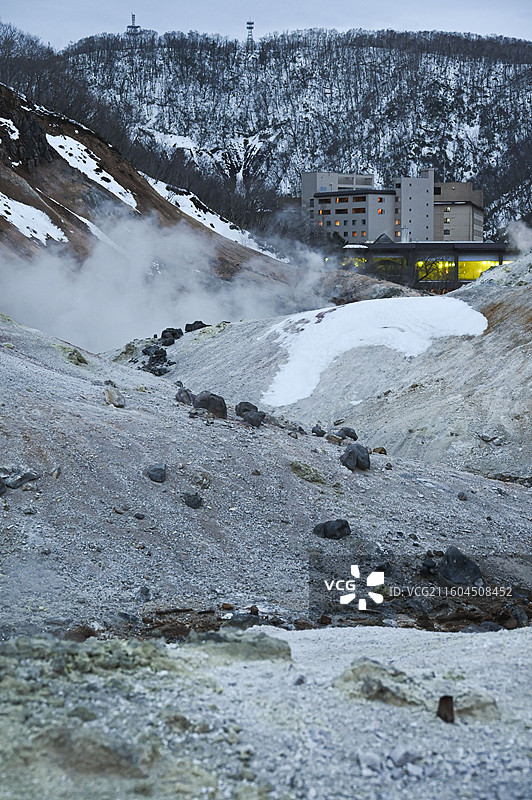 日本北海道冬季登别地狱谷景区内山峰和雪景的自然风光图片素材