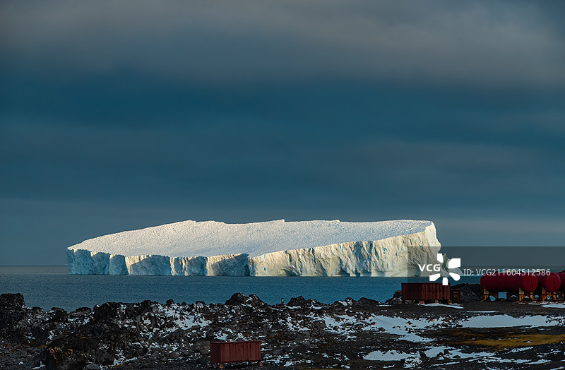 南极的冰山和小屋图片素材