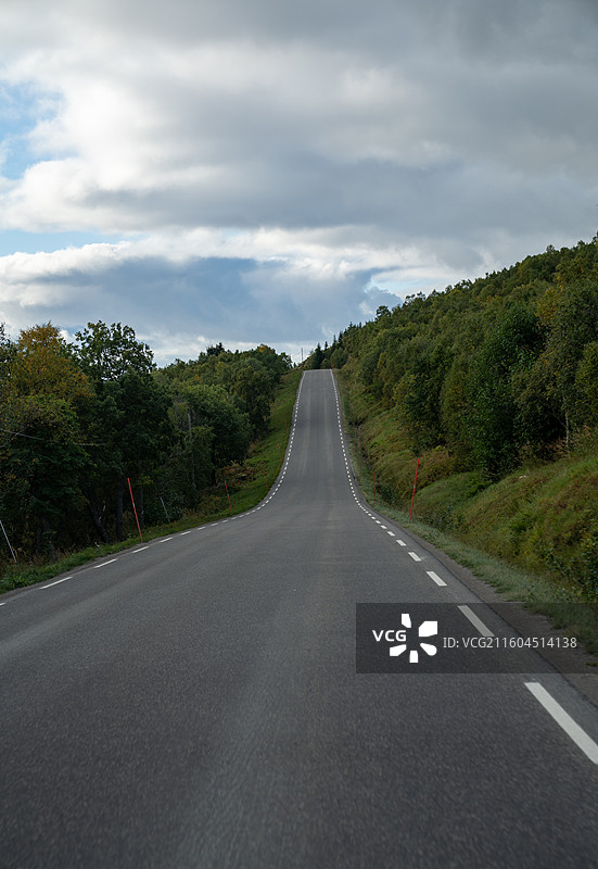 挪威诺尔兰郡纳尔维克通往雷纳的公路自然风光图片素材
