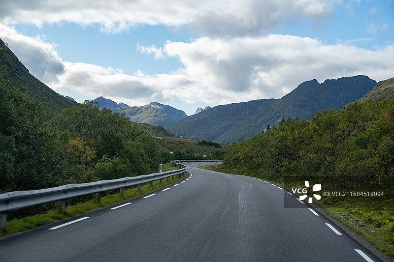 挪威诺尔兰郡纳尔维克通往雷纳的公路自然风光图片素材