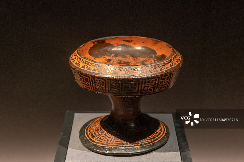 湖北省博物馆彩绘漆木豆春秋时期1988年当阳赵巷4号墓出土图片素材