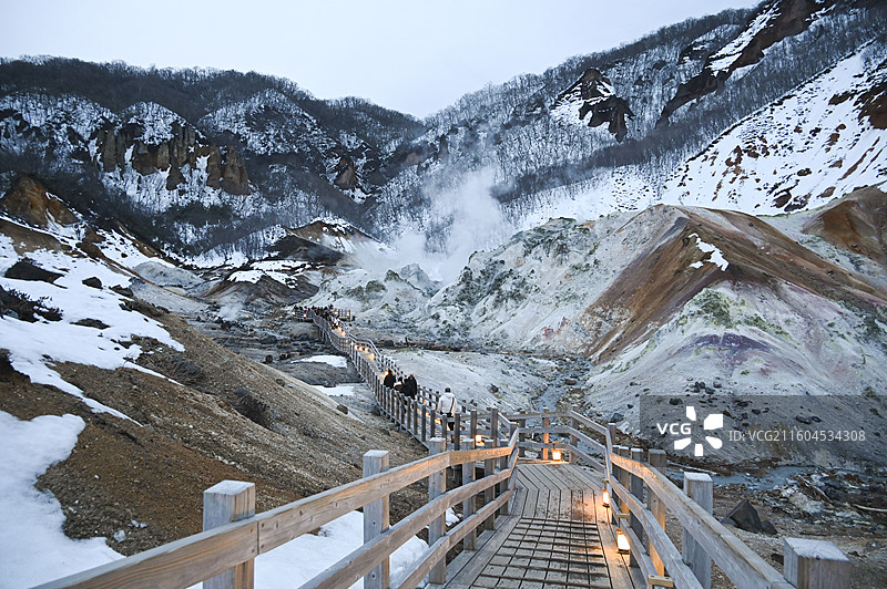 日本北海道冬季登别地狱谷景区内山峰和雪景的自然风光图片素材