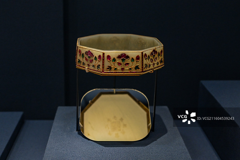 清乾隆镶金嵌宝花卉纹玉盒，上海博物馆藏图片素材